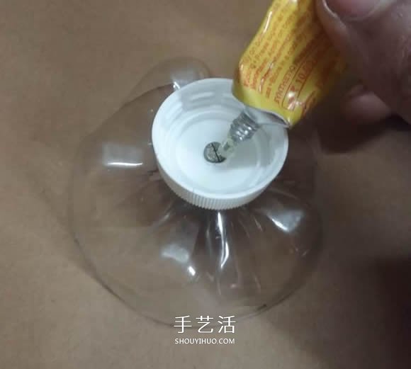 礦泉水瓶廢物利用手工制作獎(jiǎng)杯、國(guó)旗和酒杯 -  itrip.net.cn