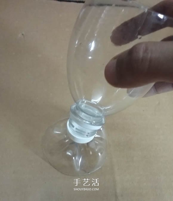 礦泉水瓶廢物利用手工制作獎(jiǎng)杯、國(guó)旗和酒杯 -  itrip.net.cn