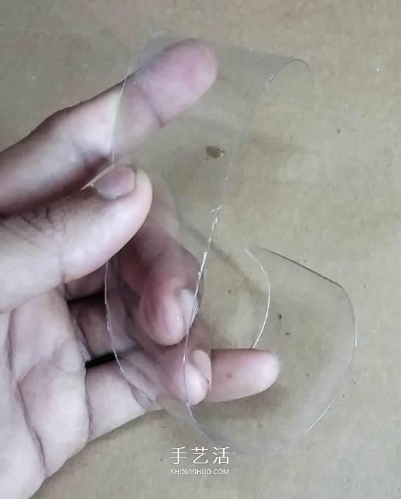 礦泉水瓶廢物利用手工制作獎(jiǎng)杯、國(guó)旗和酒杯 -  itrip.net.cn