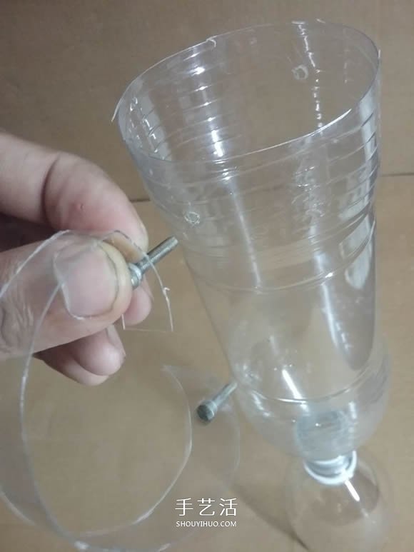 礦泉水瓶廢物利用手工制作獎(jiǎng)杯、國(guó)旗和酒杯 -  itrip.net.cn