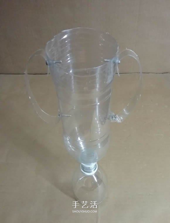 礦泉水瓶廢物利用手工制作獎(jiǎng)杯、國(guó)旗和酒杯 -  itrip.net.cn