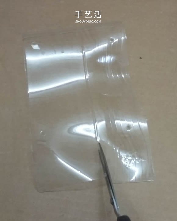 礦泉水瓶廢物利用手工制作獎(jiǎng)杯、國(guó)旗和酒杯 -  itrip.net.cn