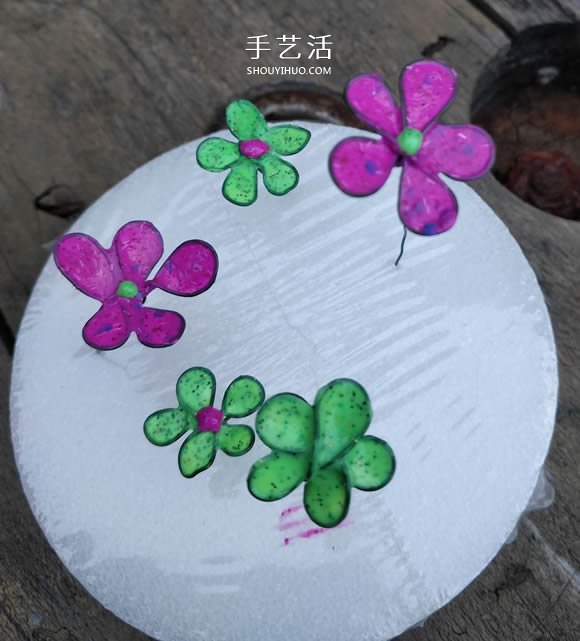 自制美麗指甲油花的方法 用來(lái)點(diǎn)綴飾品超好看 -  itrip.net.cn