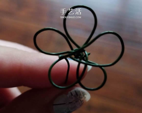 自制美麗指甲油花的方法 用來(lái)點(diǎn)綴飾品超好看 -  itrip.net.cn