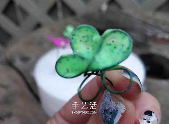自制美麗指甲油花的方法 用來(lái)點(diǎn)綴飾品超好看 -  itrip.net.cn