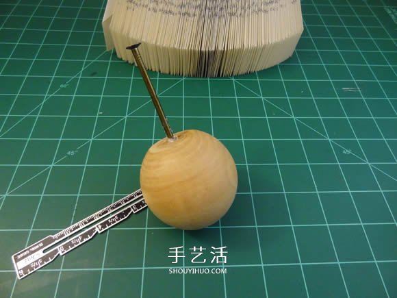 圣誕節(jié)天使書(shū)擺飾DIY 很有創(chuàng)意的舊書(shū)再利用 -  itrip.net.cn