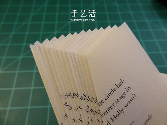 圣誕節(jié)天使書(shū)擺飾DIY 很有創(chuàng)意的舊書(shū)再利用 -  itrip.net.cn