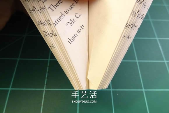 圣誕節(jié)天使書(shū)擺飾DIY 很有創(chuàng)意的舊書(shū)再利用 -  itrip.net.cn