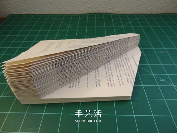 圣誕節(jié)天使書(shū)擺飾DIY 很有創(chuàng)意的舊書(shū)再利用 -  itrip.net.cn