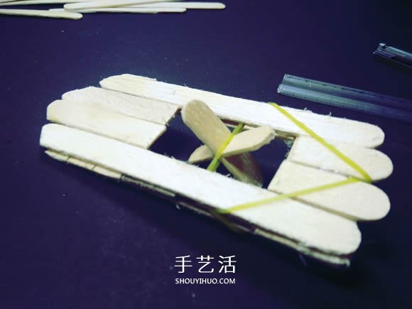 物理小制作：自制冰棍棒橡皮筋動(dòng)力船的教程 -  itrip.net.cn