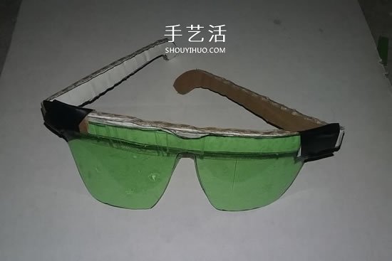 汽水瓶廢物利用手工制作黑框太陽(yáng)鏡的方法 -  itrip.net.cn