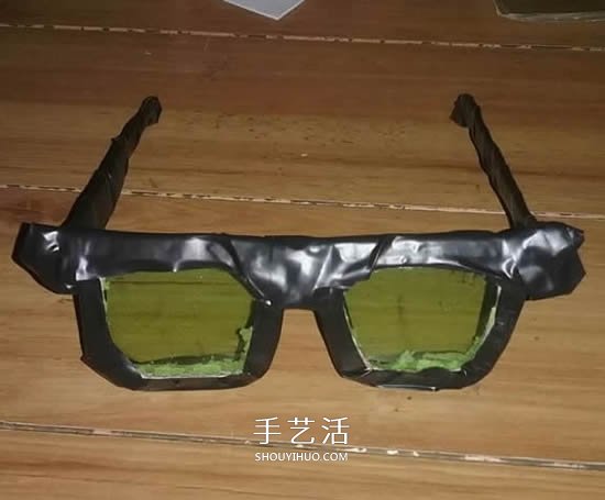 汽水瓶廢物利用手工制作黑框太陽(yáng)鏡的方法 -  itrip.net.cn