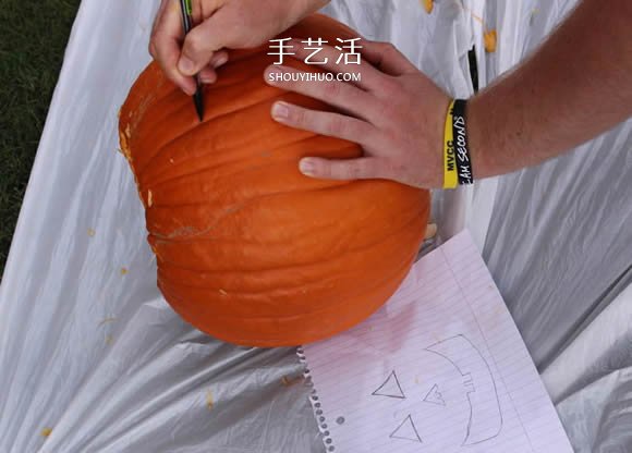 用南瓜制作萬圣節(jié)南瓜燈的詳細(xì)步驟圖解 -  itrip.net.cn