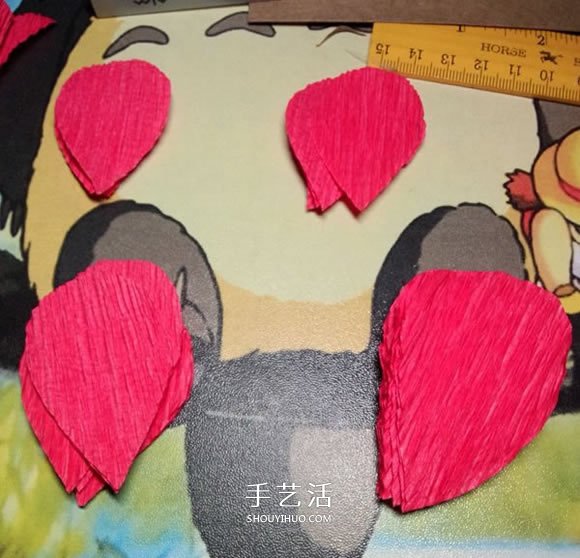 皺紋紙手工制作火紅玫瑰花的方法 簡單漂亮！ -  itrip.net.cn
