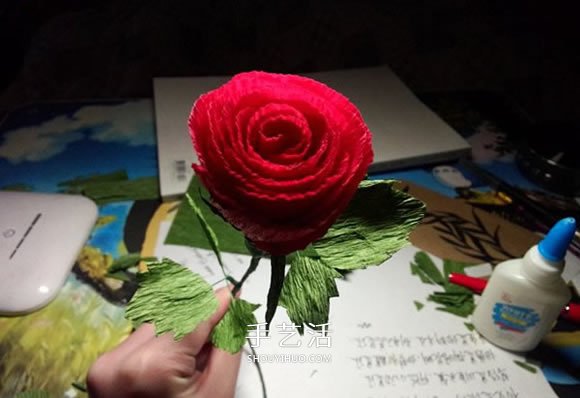 皺紋紙手工制作火紅玫瑰花的方法 簡單漂亮！ -  itrip.net.cn
