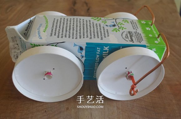 酸奶盒廢物利用制作橡皮筋動力回力車的方法 -  itrip.net.cn