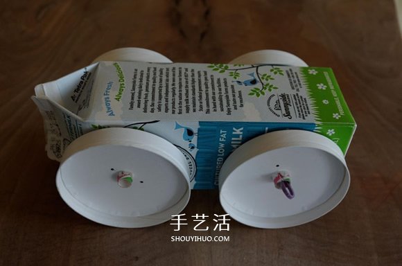 酸奶盒廢物利用制作橡皮筋動力回力車的方法 -  itrip.net.cn