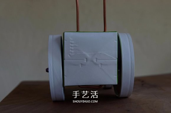 酸奶盒廢物利用制作橡皮筋動力回力車的方法 -  itrip.net.cn