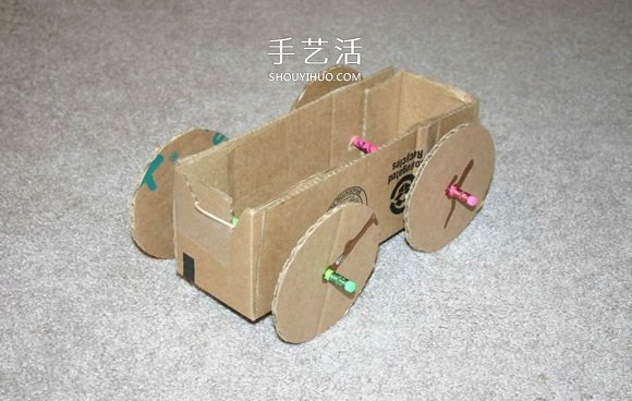 用紙板箱手工制作橡皮筋動力車的方法 -  itrip.net.cn