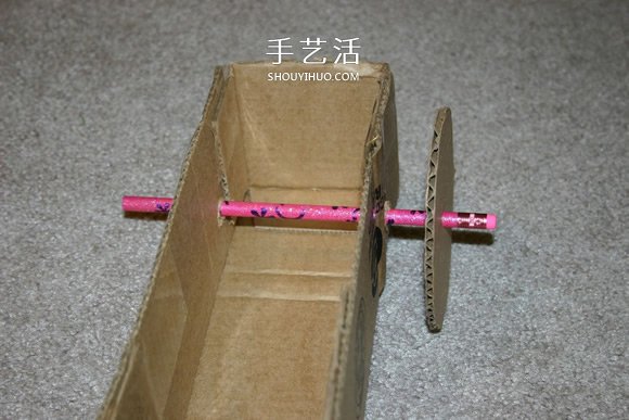 用紙板箱手工制作橡皮筋動力車的方法 -  itrip.net.cn
