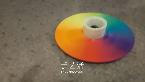 舊光盤手工制作彩虹陀螺玩具的教程 -  itrip.net.cn