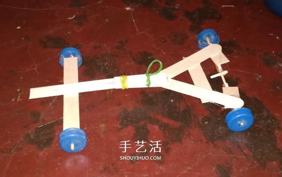 冰淇淋棒手工制作橡皮筋動(dòng)力車(chē)的教程 -  itrip.net.cn