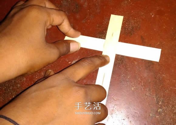 冰淇淋棒手工制作橡皮筋動(dòng)力車(chē)的教程 -  itrip.net.cn