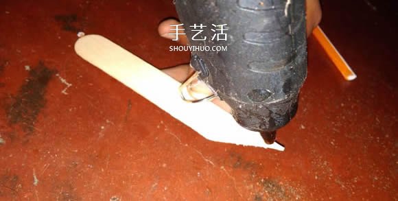 冰淇淋棒手工制作橡皮筋動(dòng)力車(chē)的教程 -  itrip.net.cn