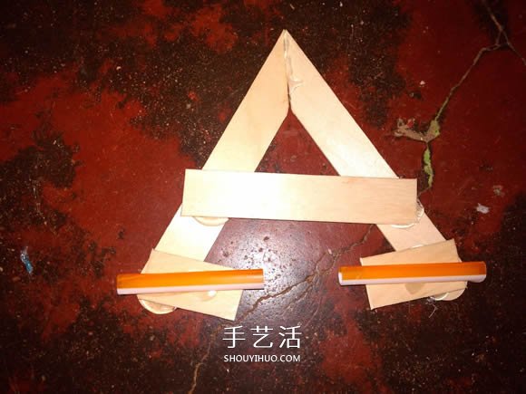 冰淇淋棒手工制作橡皮筋動(dòng)力車(chē)的教程 -  itrip.net.cn