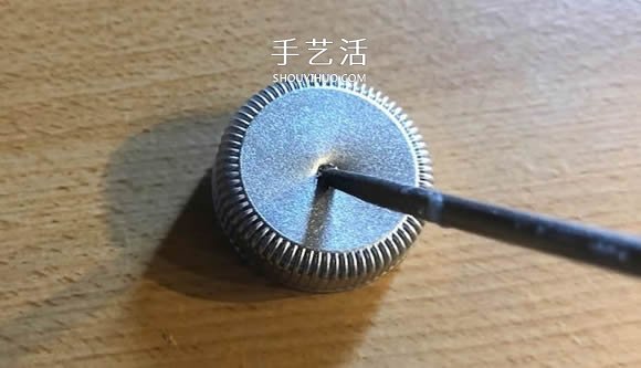 塑料瓶蓋手工制作圣誕球掛飾的教程 -  itrip.net.cn