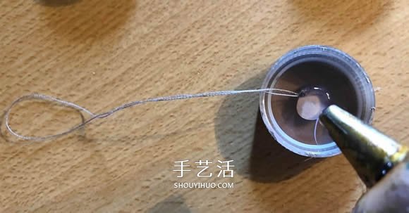 塑料瓶蓋手工制作圣誕球掛飾的教程 -  itrip.net.cn