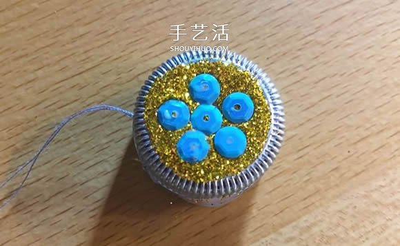 塑料瓶蓋手工制作圣誕球掛飾的教程 -  itrip.net.cn