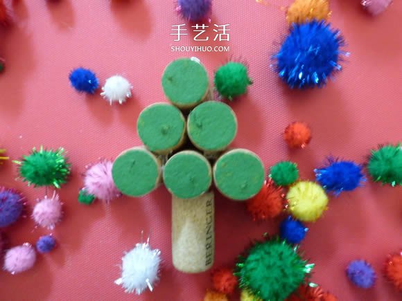 紅酒瓶塞手工制作圣誕樹的做法圖解 -  itrip.net.cn
