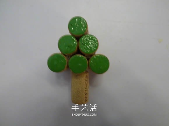 紅酒瓶塞手工制作圣誕樹的做法圖解 -  itrip.net.cn
