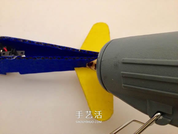 DIY電動(dòng)空中旋轉(zhuǎn)飛機(jī)玩具的方法 -  itrip.net.cn