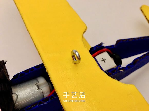 DIY電動(dòng)空中旋轉(zhuǎn)飛機(jī)玩具的方法 -  itrip.net.cn