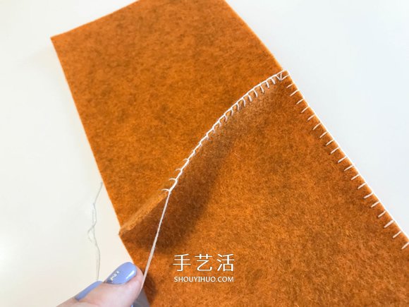 剪兩塊氈布縫一下 自制飾花筆袋的教程 -  itrip.net.cn