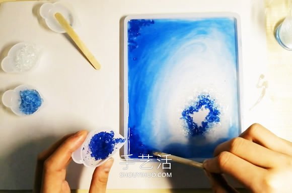 神秘的藍色！樹脂制作瑰麗書籍封面的教程 -  itrip.net.cn