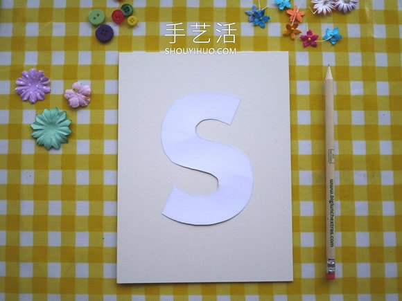 收集的小玩意拼貼 制作漂亮字母裝飾畫！ -  itrip.net.cn