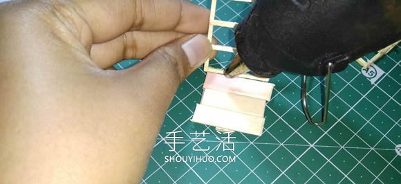 迷你才可愛(ài)！用雪糕棍和火柴棍制作桌椅視頻 -  itrip.net.cn
