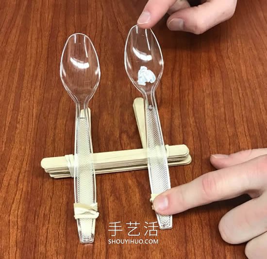 自制雙重彈射器玩具 僅需準(zhǔn)備冰棍棒和塑料勺 -  itrip.net.cn