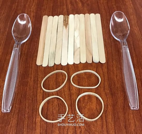 自制雙重彈射器玩具 僅需準(zhǔn)備冰棍棒和塑料勺 -  itrip.net.cn