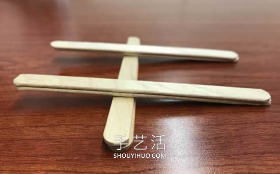 自制雙重彈射器玩具 僅需準(zhǔn)備冰棍棒和塑料勺 -  itrip.net.cn