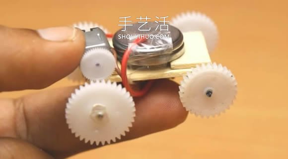 DIY迷你電動車玩具視頻！通過齒輪進(jìn)行傳動 -  itrip.net.cn
