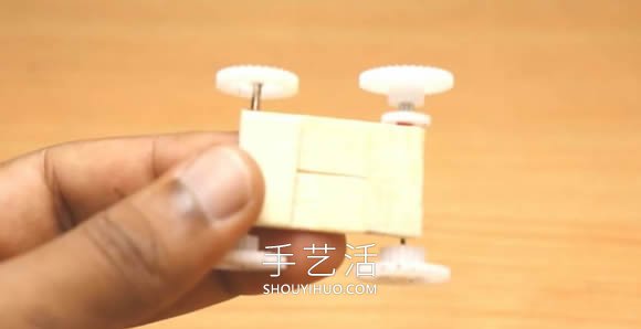 DIY迷你電動車玩具視頻！通過齒輪進(jìn)行傳動 -  itrip.net.cn