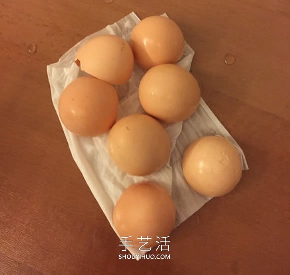 把蛋殼貼到玻璃瓶上 自制漂亮花瓶的方法！ -  itrip.net.cn