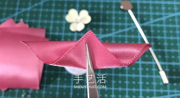 自制花朵形狀的胸針 會(huì)用緞帶做花瓣就不難！ -  itrip.net.cn