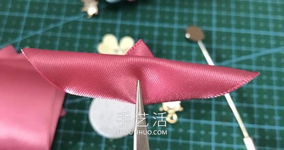 自制花朵形狀的胸針 會(huì)用緞帶做花瓣就不難！ -  itrip.net.cn