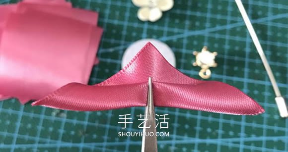 自制花朵形狀的胸針 會(huì)用緞帶做花瓣就不難！ -  itrip.net.cn