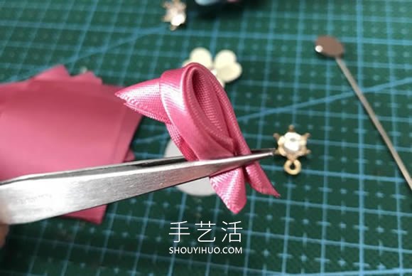 自制花朵形狀的胸針 會(huì)用緞帶做花瓣就不難！ -  itrip.net.cn